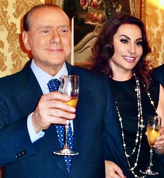 Дарина Павлова разцелува Берлускони за рождения му ден