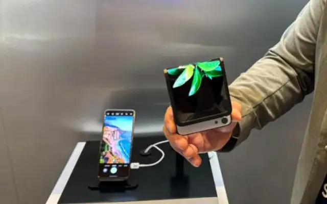 Samsung представи концептуален смартфон, който се сгъва и наобратно
