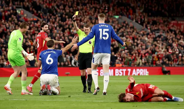  Защитник на Евертън получи смъртни закани 