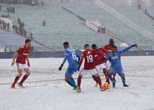 Сняг, два червени картона и 0:0 на безконечното дерби сред Левски и ЦСКА (ВИДЕО) 