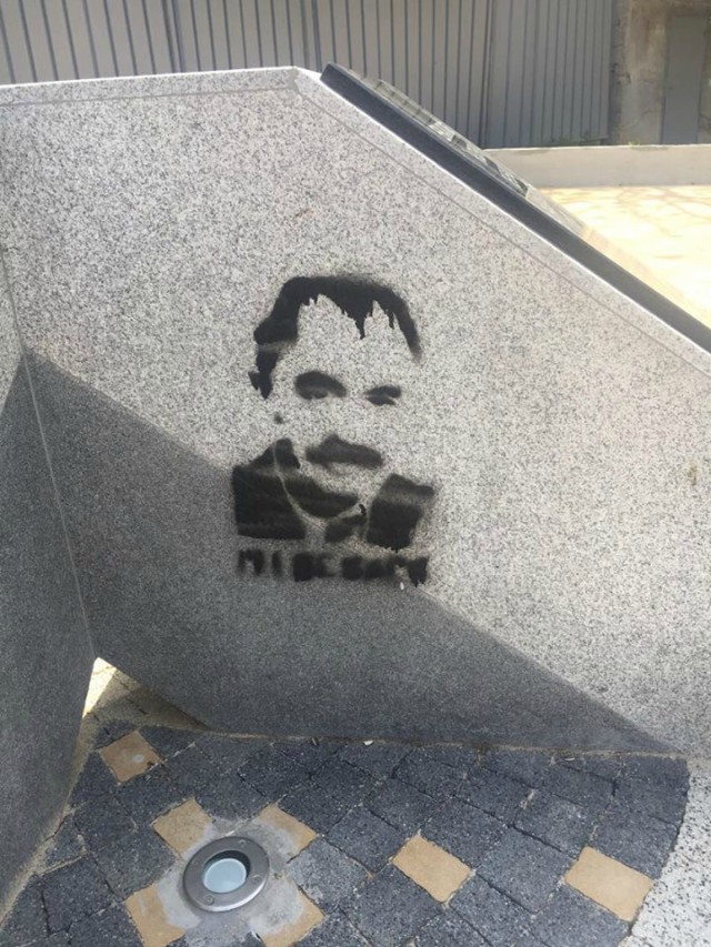 Паметникът на жертвите на комунизма в Бургас осъмна с лик на Георги Димитров