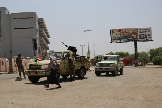Военните поеха контрола в размирния Судан