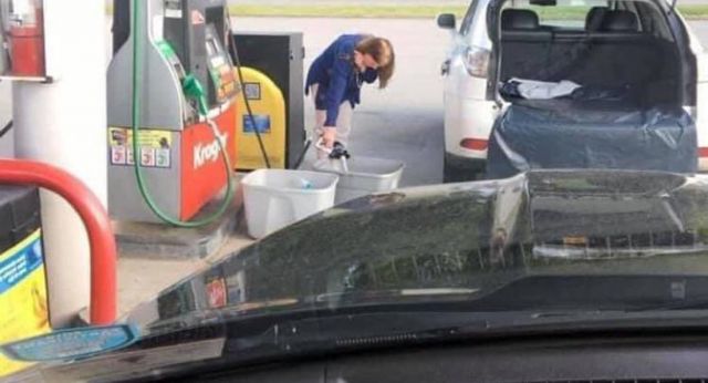  Властите в Америка приканват хората да НЕ пълнят найлонови пликове с гориво 