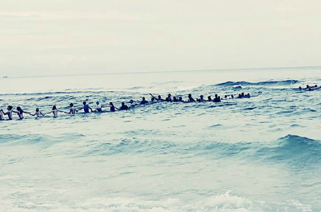 Уникално! Спасиха давещо се семейство с жива верига