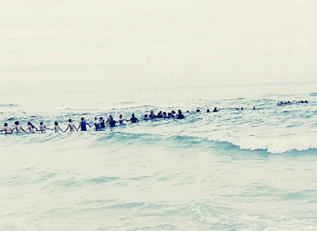 Уникално! Спасиха давещо се семейство с жива верига