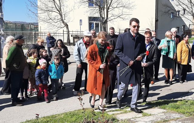 Посланик Митрофанова поднесе цветя на паметника на Гагарин