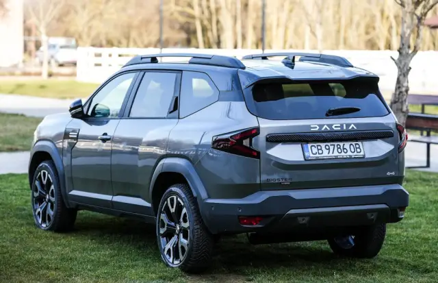 Тествахме най-скъпата Dacia - 4x4, хибрид, автоматик и фабрична АГУ