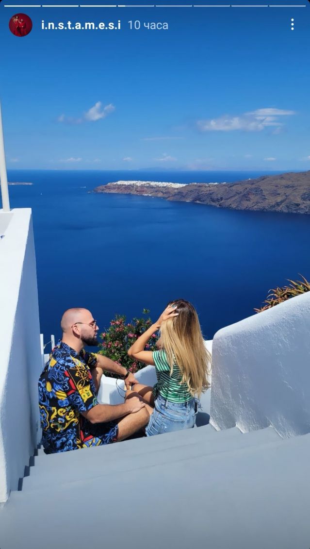 Месечков и съпругата му в търсене на лято на Санторини