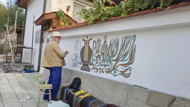  За Деня на будителите: Христо Панев рисува дома на поетесата Ваня Петкова 