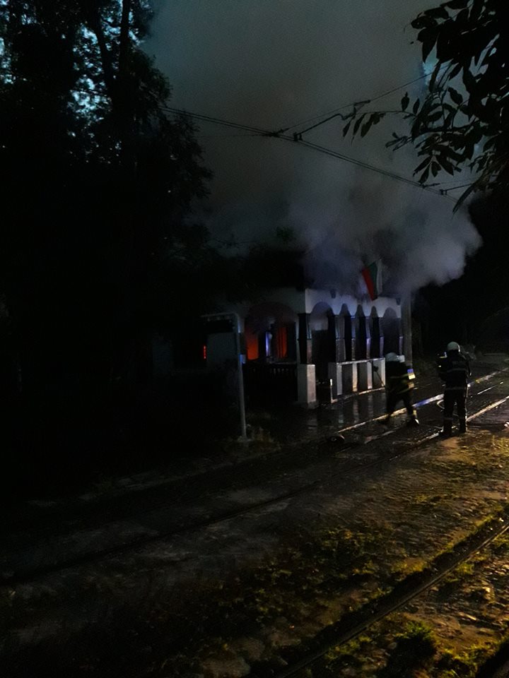 Изгоря емблематичната спирка "Вишнева" в София (СНИМКИ)