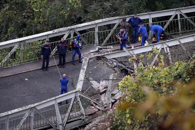 Срутил се мост уби 15-годишно момиче