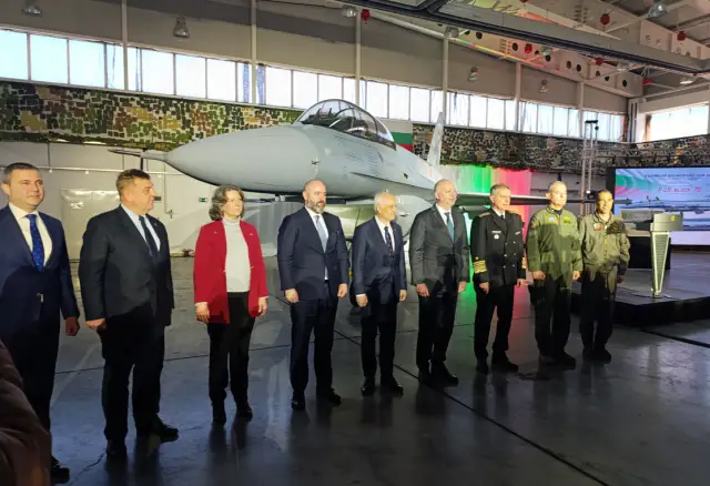 Първият F-16 беше публично посрещнат в хангар. Не полетя