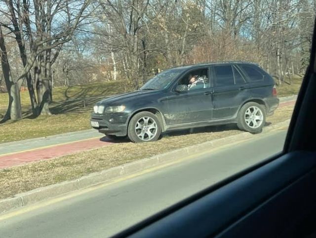 Люси Иларионов загуби управление върху колата си и отнесе много псувни (СНИМКА)