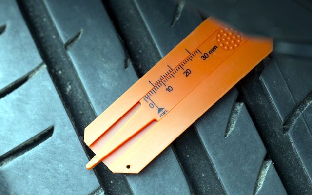 Как най-лесно да проверим дали грайферът на гумата е задоволителен, с цел да не ни глобят от КАТ? | ФАКТИ.БГ Как най-лесно да проверим дали грайферът на гумата е задоволителен, с цел да не ни глобят от КАТ?