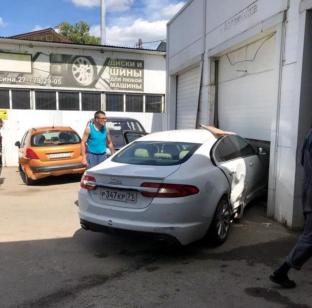 Млада дама с бял Jaguar устрои погром в автосервиз (ВИДЕО)