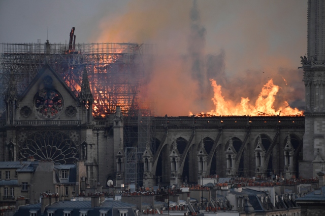 Катедралата „Нотр Дам” е понесла колосални щети