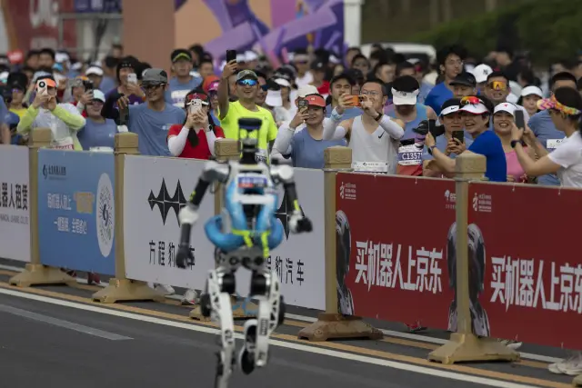 Робот надбяга всички хора на полумаратона в Пекин и би световния рекорд (СНИМКИ)