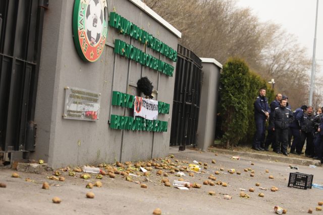  Вижте по какъв начин наподобява футболната ни централа в Бояна след митинга 