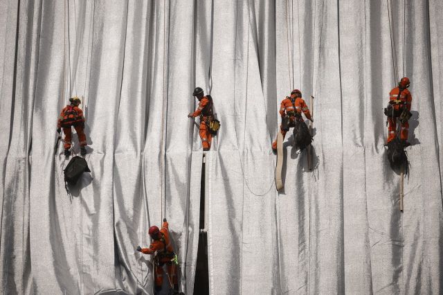  Алпинисти опаковаха Триумфалната арка (СНИМКИ) 