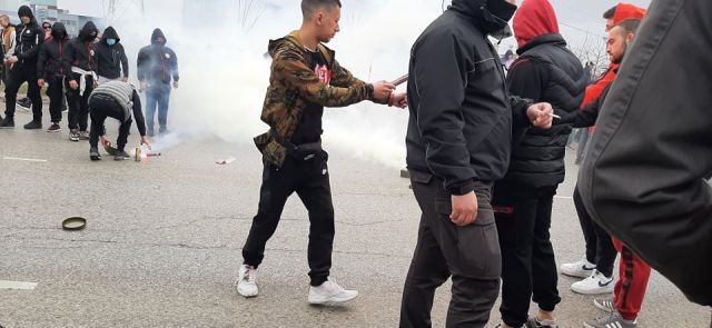 Протестиращи хвърляха яйца и боя в Бояна, феновете блокираха Околовръстния път 