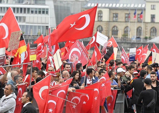 Около 50 000 турци скандират "Аллаху Акбар" в Кьолн
