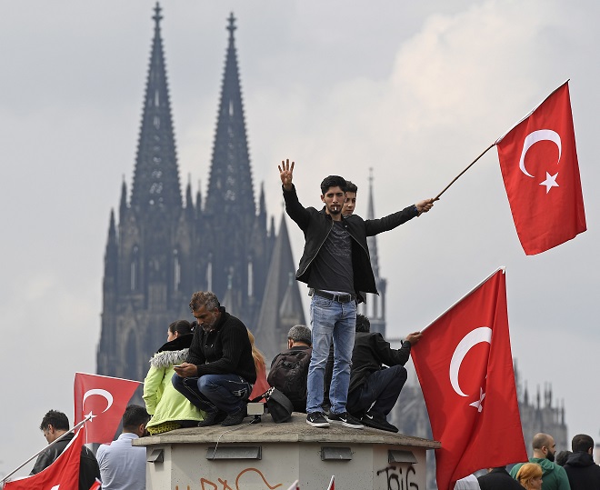 Около 50 000 турци скандират "Аллаху Акбар" в Кьолн