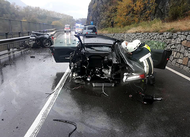Шофьор оцеля в разполовено Audi R8