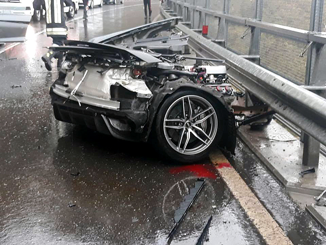 Шофьор оцеля в разполовено Audi R8