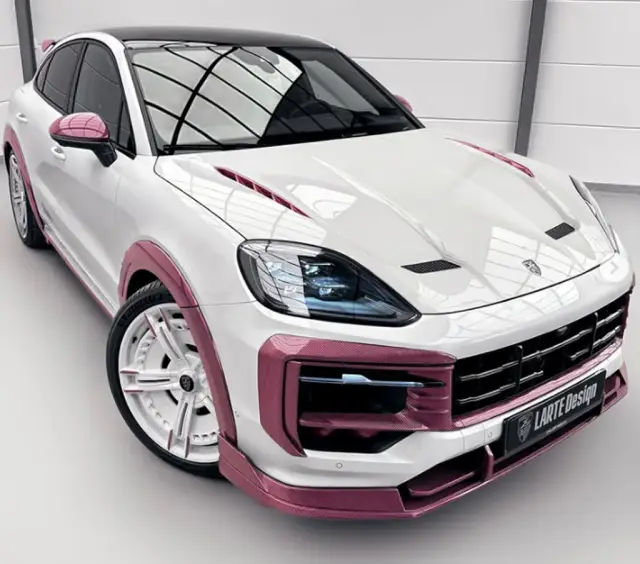 Розов Porsche Cayenne за Свети Валентин