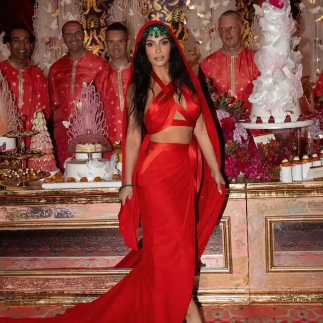Ким Кардашиян със срамна издънка: Появи се в червено на индийска сватба СНИМКА - 2