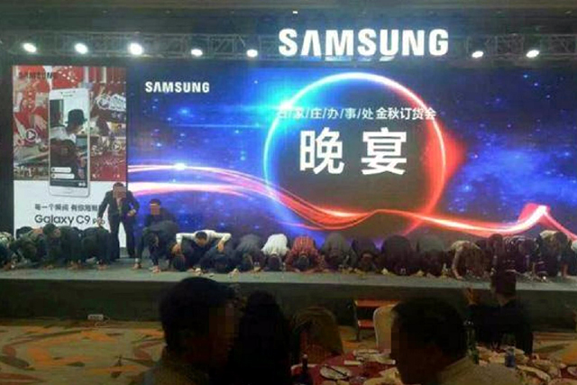 Шефове на Samsung молят на колене прошка за Galaxy Note 7