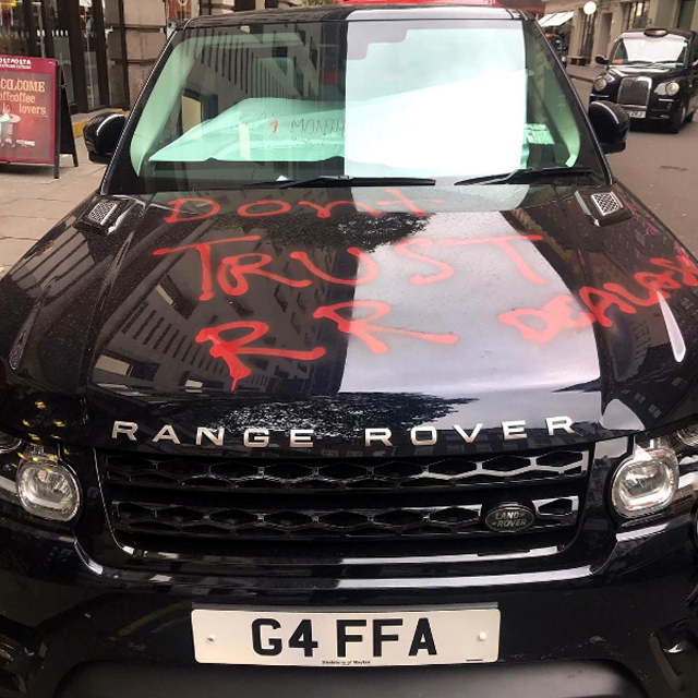 Британец вандализира чупливия си Range Rover