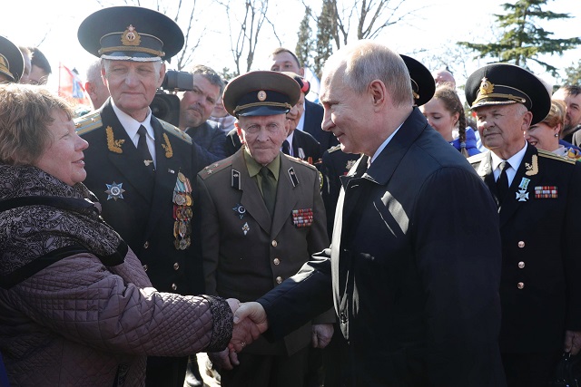 Путин в Крим: Анексията на полуострова беше волята на хората (СНИМКИ)