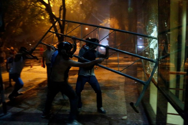 Кървави протести в Парагвай! Парламентът пламна