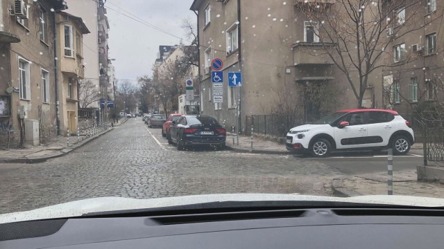 Вижте как се паркира, без да плащаш в центъра на София (СНИМКИ)