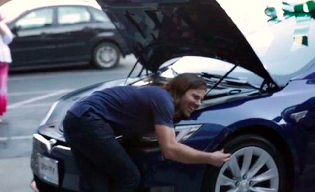 Служители купиха Tesla на шефа си