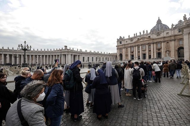 Траур във Ватикана! Десетки хиляди хора се преклониха пред папа Бенедикт XVI на поклонението в базиликата "Свети Петър"