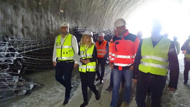 Прокопаха 800 метра от тунел "Железница", догодина трябва да е готов (СНИМКИ)