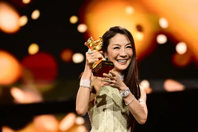 Започна фестивалът "Берлинале", Мишел Йео получи "Златна мечка" за цялостен принос (СНИМКИ)