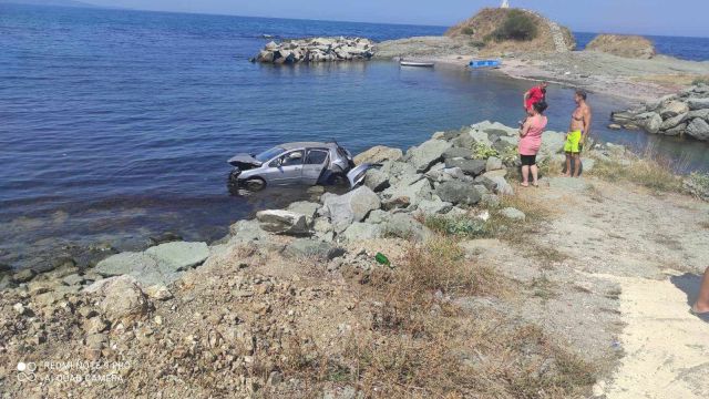  Кола падна в морето край Лозенец СНИМКИ - 2 