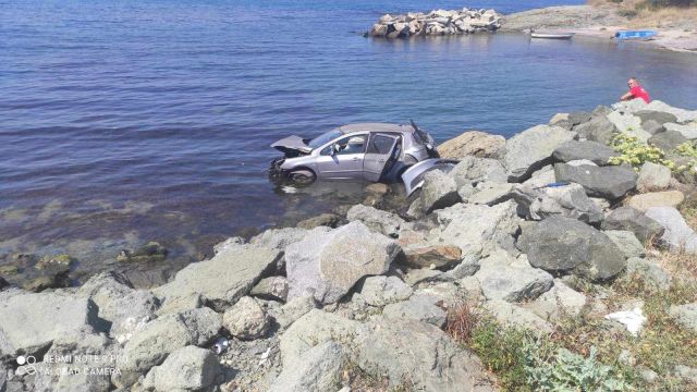 Кола падна в морето край Лозенец СНИМКИ