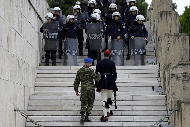 Сълзотворен газ, палки и гранати в Атина (ВИДЕО+СНИМКИ)