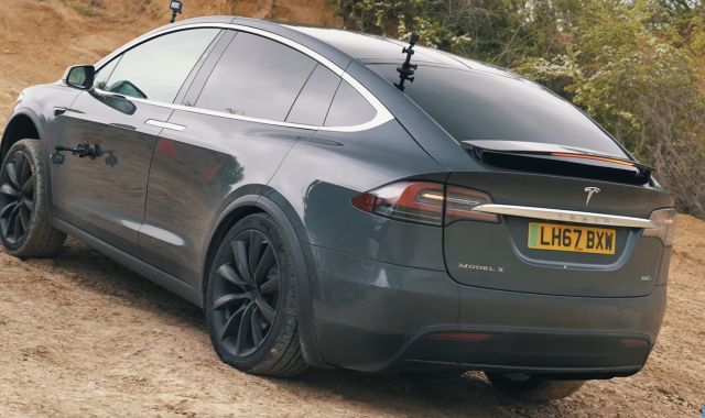  Може ли Tesla Model X да се оправи с Fiat Panda? (ВИДЕО) 