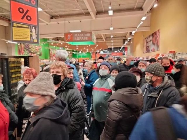 Бой за олио в софийски супермаркет рано сутринта (ВИДЕО+СНИМКИ) - 4