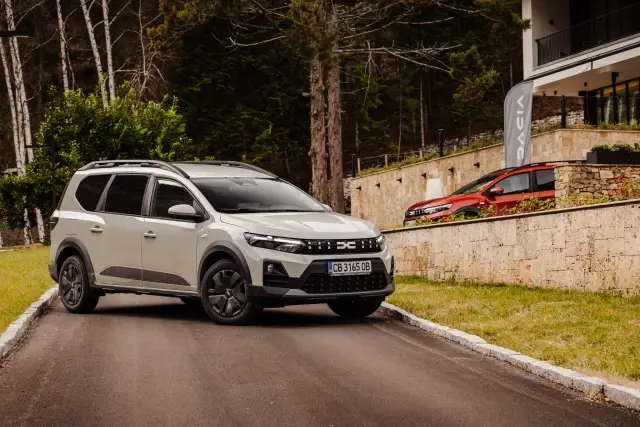 Тест и БГ цени на най-практичната лека кола на Dacia