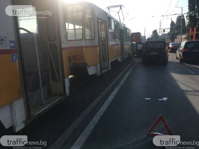  Трамвай блъсна джип (СНИМКИ) 