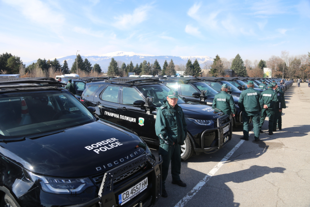 Новите SUV-та на "Гранична полиция" - дизел, 306 к.с., автоматик (СНИМКИ)
