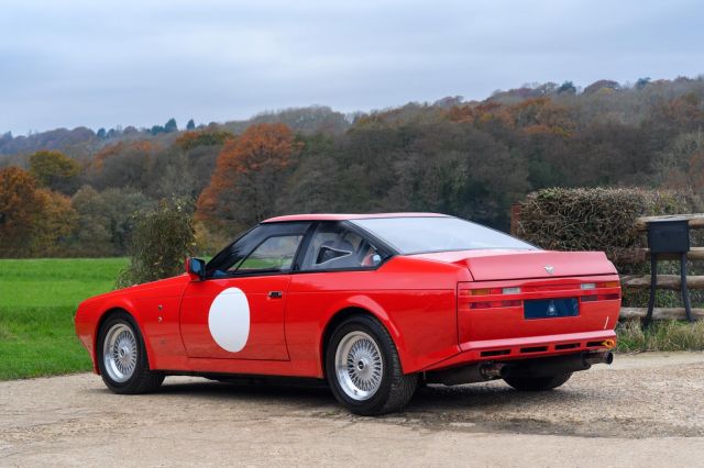 Продава се единствен по рода си Aston Martin притежаван от Мистър Бийн