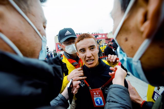 Сблъсъци между жители и китайската полицията заради политиката за 