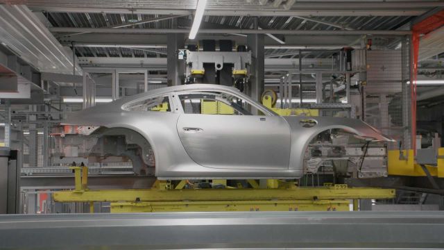 Porsche показа как прави най-специалните 911-ки (ВИДЕО)
